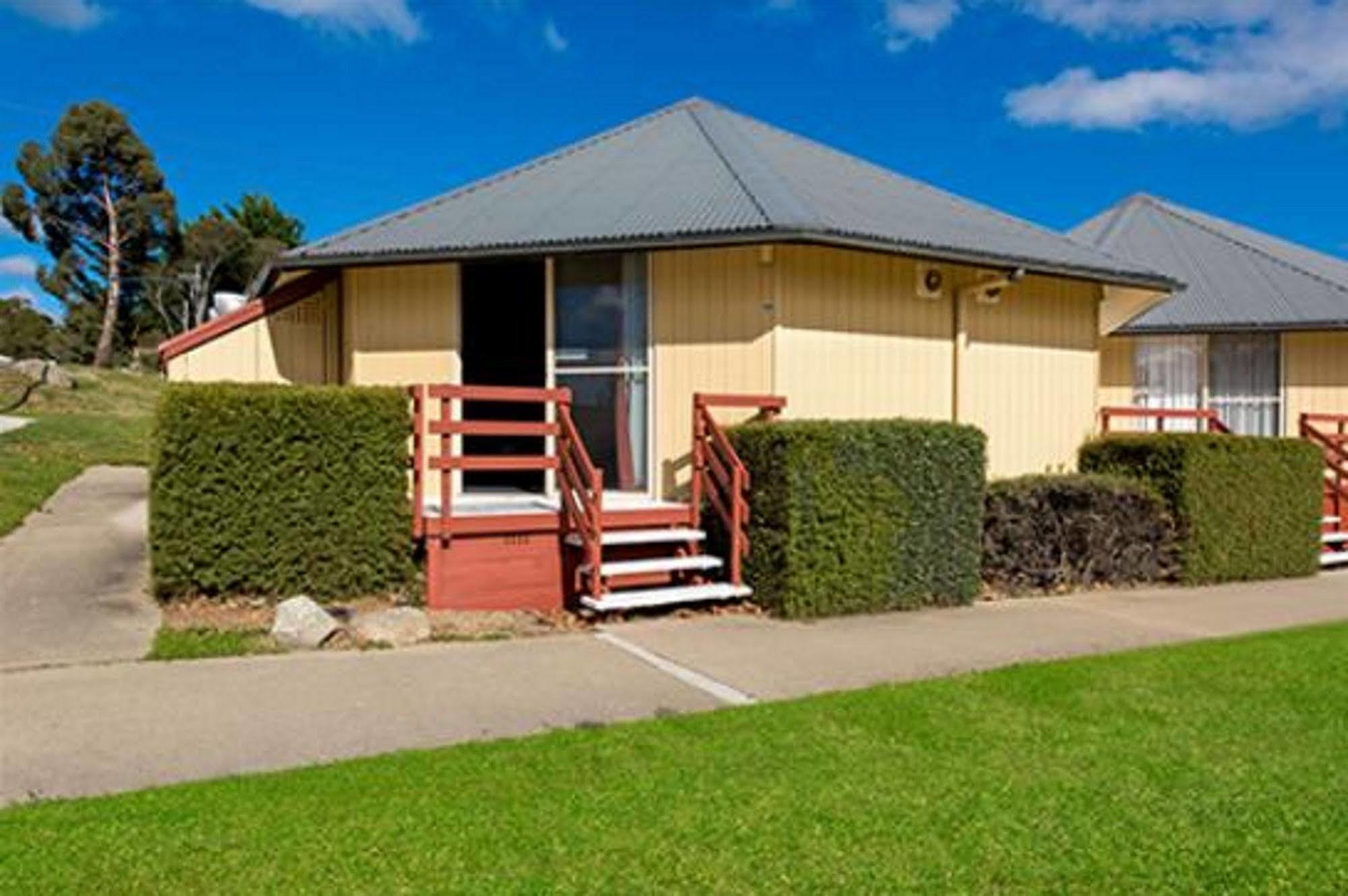 The Station Hotel Jindabyne Exterior photo